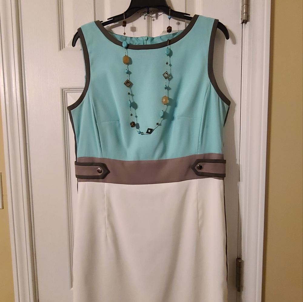 Women's Dresses - Picture 13 of 16